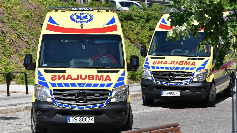 Gdańsk, 06.06.2023. Uroczystość przekazania stronie ukraińskiej przez władze słupskiego Wojewódzkiego Szpitala Specjalistycznego im. Janusza Korczaka wyposażonych ambulansów, 6 bm. przed siedzibą Urzędu Marszałkowskiego Województwa Pomorskiego w Gdańsku. Wyposażone karetki pogotowia będą służyły mieszkańcom Zaporoża i Równego w Ukrainie. (sko) PAP/Adam Warżawa
