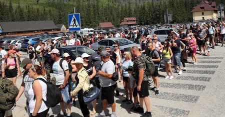 Tłumy, pełne parkingi i brak biletów. "Okolice są bardzo mocno obłożone"