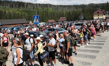Tłumy, pełne parkingi i brak biletów. "Okolice są bardzo mocno obłożone"