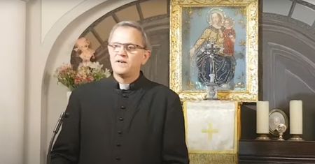 Ksiądz grzmi na wiernych. Mimochodem mówił o "niegodnych" kapłanach