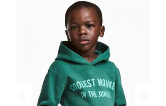 H&amp;M przeprasza za reklamę z czarnoskórym chłopcem w bluzie z napisem „Coolest Monkey In The Jungle”