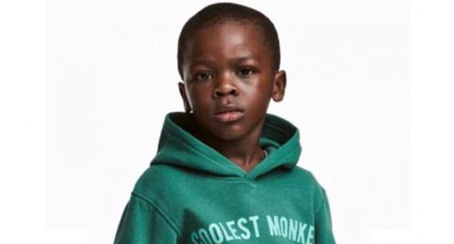 H&amp;M przeprasza za reklamę z czarnoskórym chłopcem w bluzie z napisem „Coolest Monkey In The Jungle”