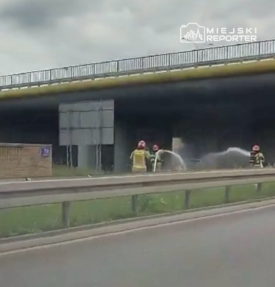 Fot. Czytelnik Miejskiego Reportera. Pożar samochodu osobowego na Wale Miedzeszyńskim