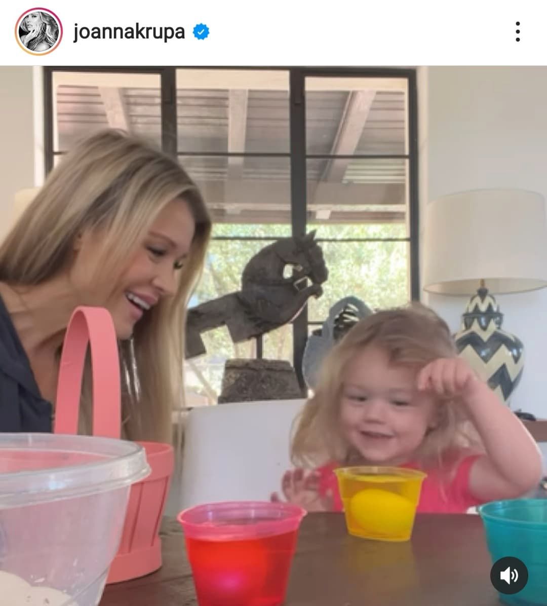 Joanna Krupa i Asha farbują jajka