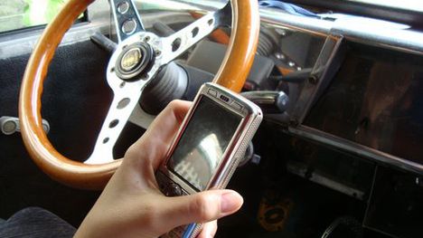 W jednej ręce kierownica, w drugiej telefon... 1