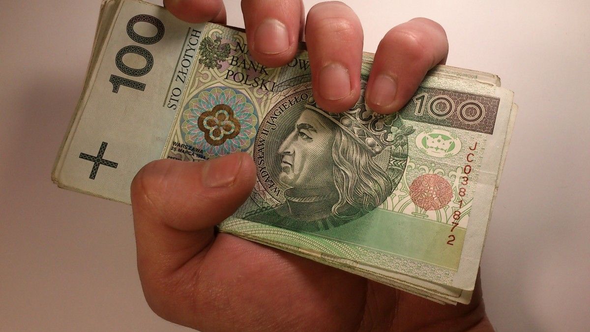 Podszyli się pod kobiety i wyłudzili 140 tys. zł.