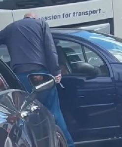 Wielka Brytania. Chwile grozy na stacji paliw. Mężczyzna rzucił się z nożem na samochód