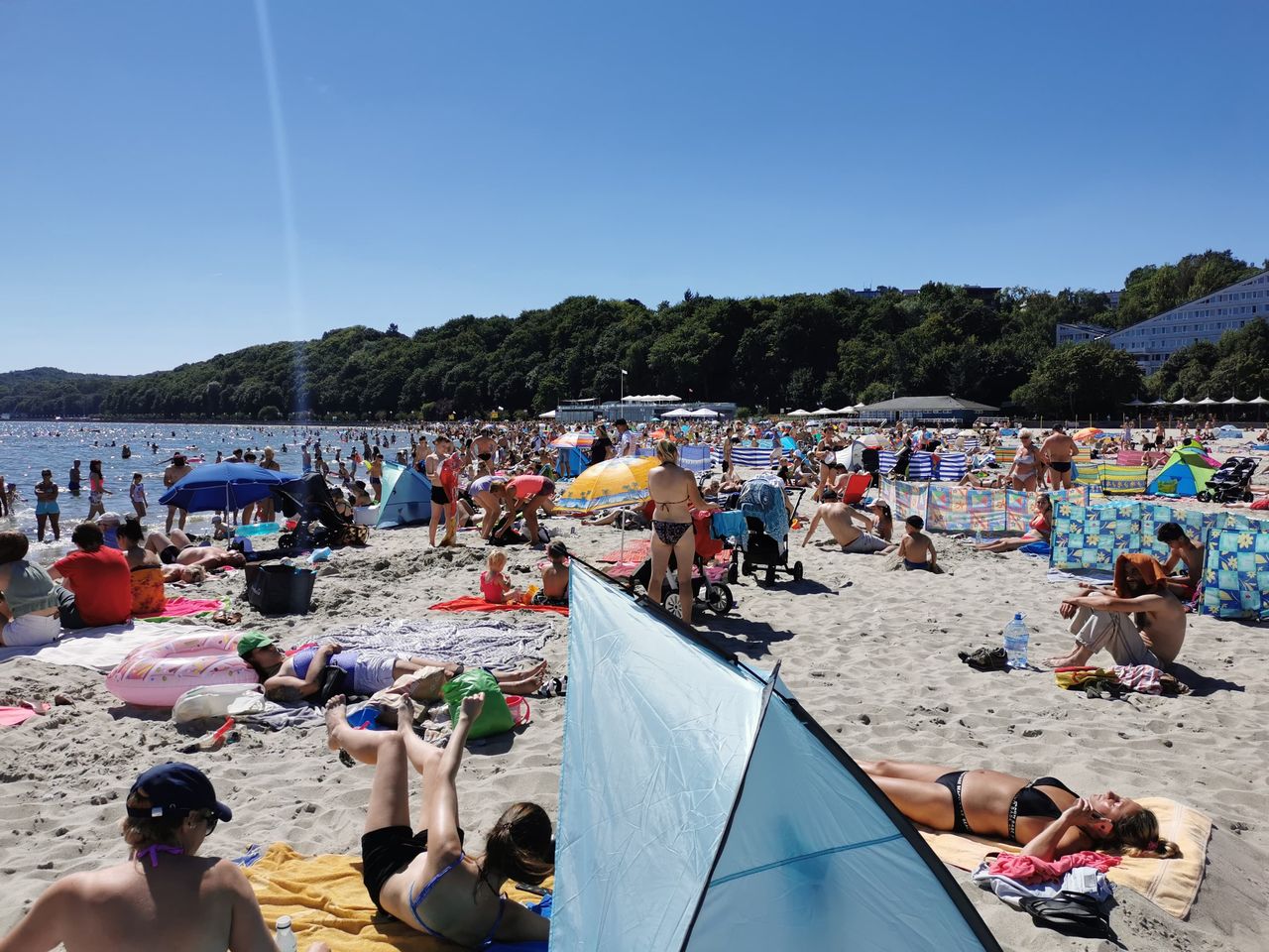 Tłumy na plaży w Gdyni 6 sierpnia