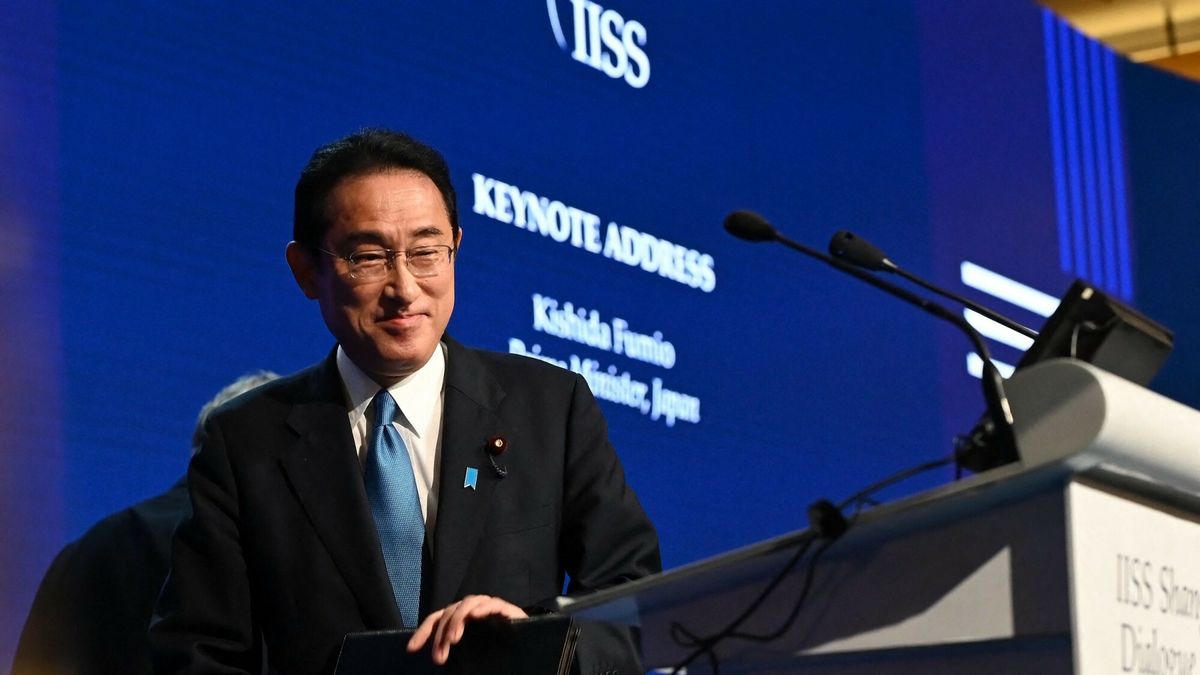 Na zdjęciu premier Japonii Fumio Kashida w trakcie wystąpienia publicznego