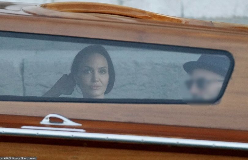 Angelina Jolie podróżuje wodną taksówką po Wenecji