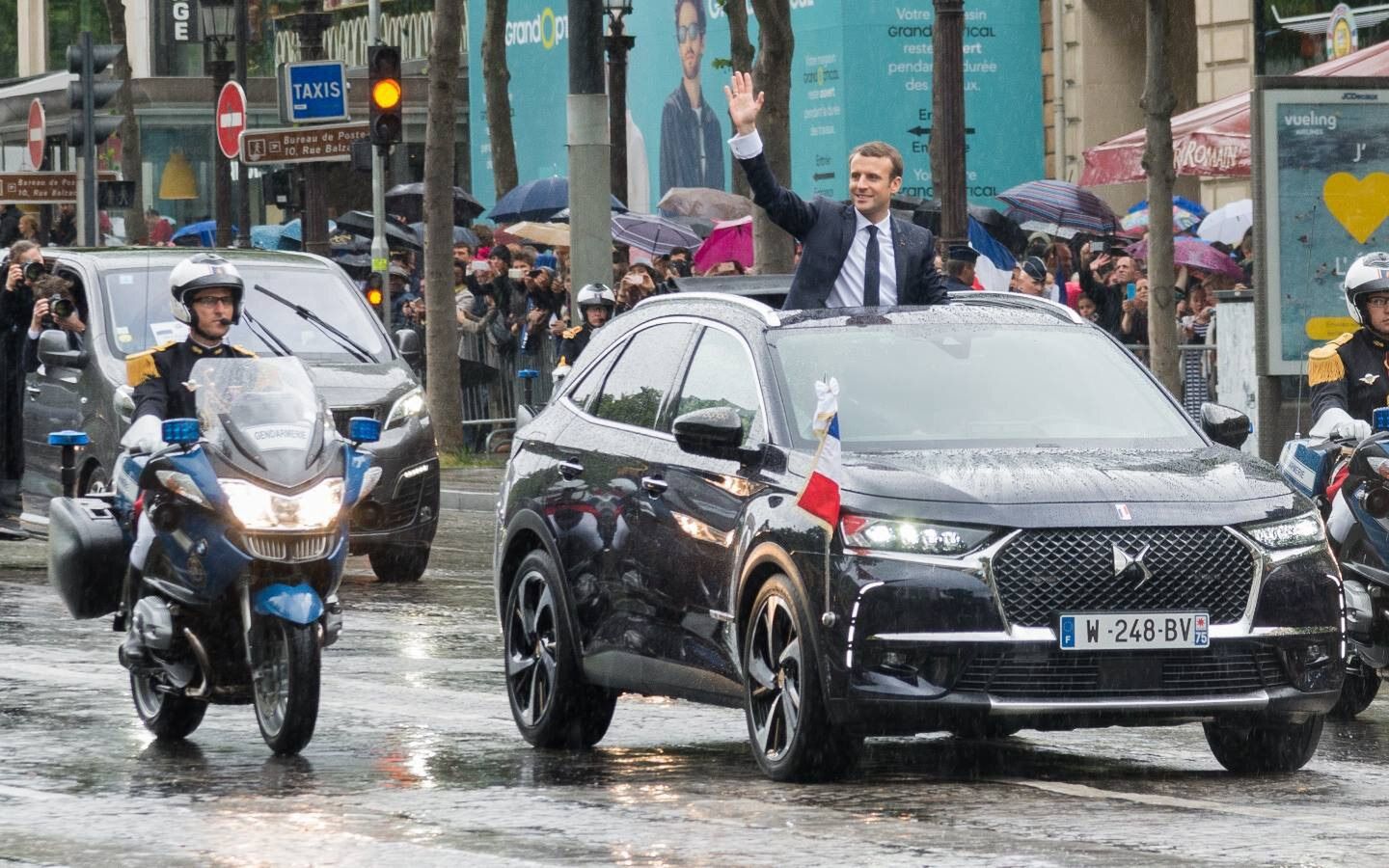 To właśnie w DS 7 Crossback Emmanuel Macron jako nowy prezydent Francji pokazał się po raz pierwszy na ulicach Paryża. Prezydencki samochód wyposażono w otwierany dach, by głowa państwa mogła pozdrawiać rodaków zgromadzonych przy Polach Elizejskich
