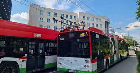 Trolejbus ruszył z przystanku, starsza kobieta przewróciła się na podłogę. Interweniował zespół ratownictwa medycznego