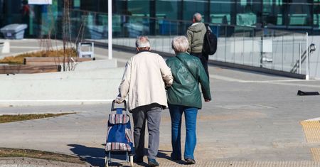 Coraz więcej seniorów oddaje mieszkanie za opiekę. Są dane