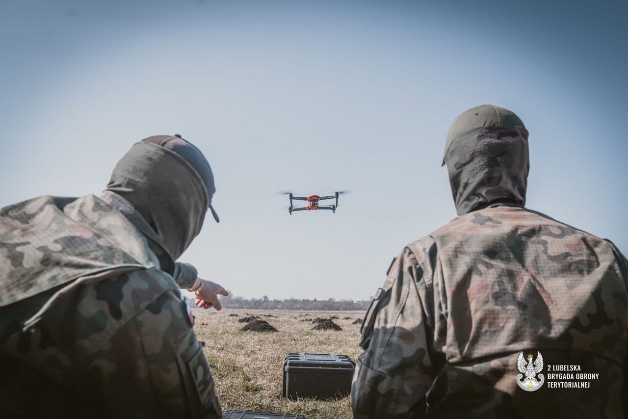 Wzmacnianie kompetencji. Lubelscy Terytorialsi zyskują umiejętności pilotowania dronów