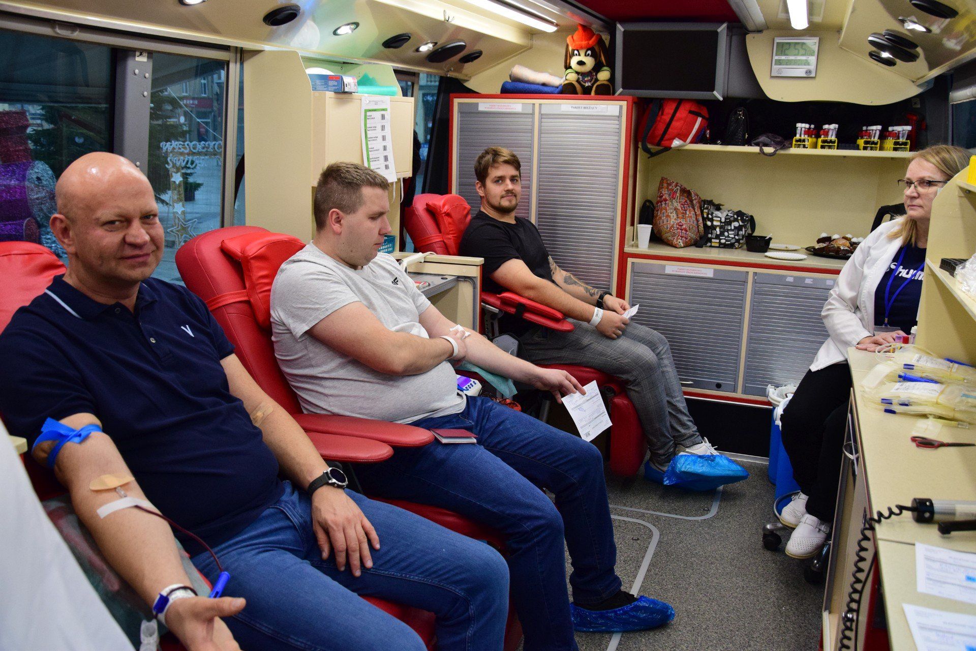 Mikołajkowa akcja 2025 - krwiodawcy na rynku w Żninie