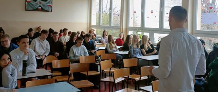 Warsztaty profilaktyczne z byłym absolwentem Zespołu Szkół Nr 1