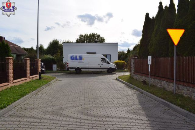 10-latek na hulajnodze elektrycznej wjechał przed pojazd dostawczy. Doszło do potrącenia (zdjęcia)