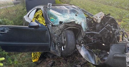 Tragiczna noc w Kraśniewie. Dwóch młodych mężczyzn zginęło w wypadku samochodowym
