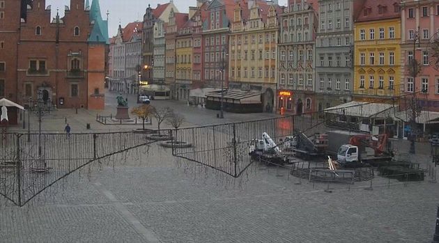 Wrocław. Rozpoczął się montaż iluminacji świątecznej. Będzie skromniej niż zwykle