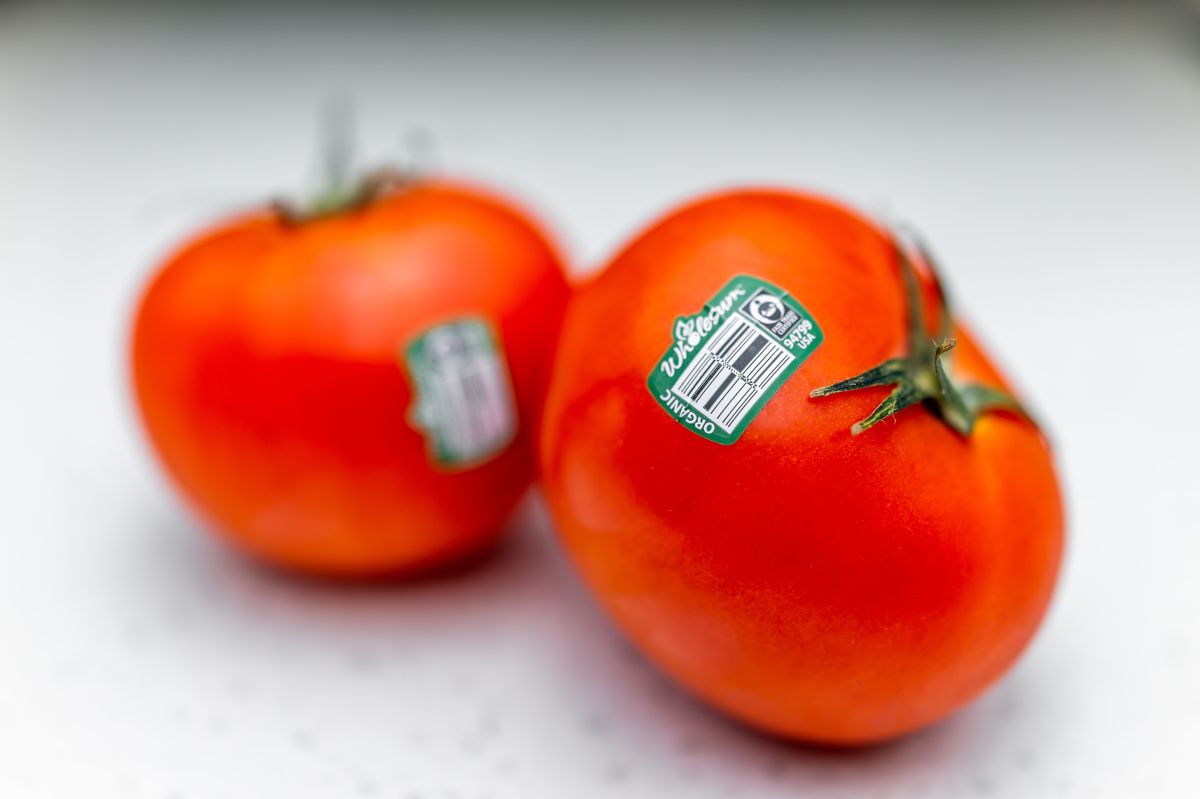Nie wyrzucaj naklejki z pomidora. Zdziwi Cię jej nietypowe zastosowanie