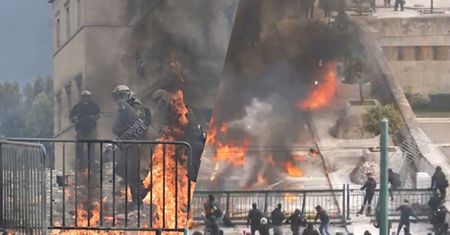 Grecja sparaliżowana. Zamieszki na ulicach Aten