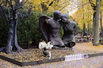 Poznań: Groby znanych poznaniaków i Wielkopolan na cmentarzach. Gdzie są pochowani Kulczyk, Feldman i inni? Znamy lokalizacje