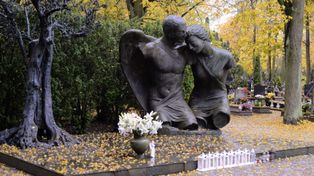 Poznań: Groby znanych poznaniaków i Wielkopolan na cmentarzach. Gdzie są pochowani Kulczyk, Feldman i inni? Znamy lokalizacje
