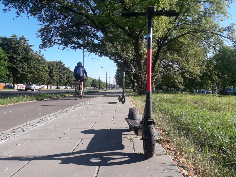 Za zbyt szybką jazdę hulajnogą będzie mógł ukarać nie tylko policjant