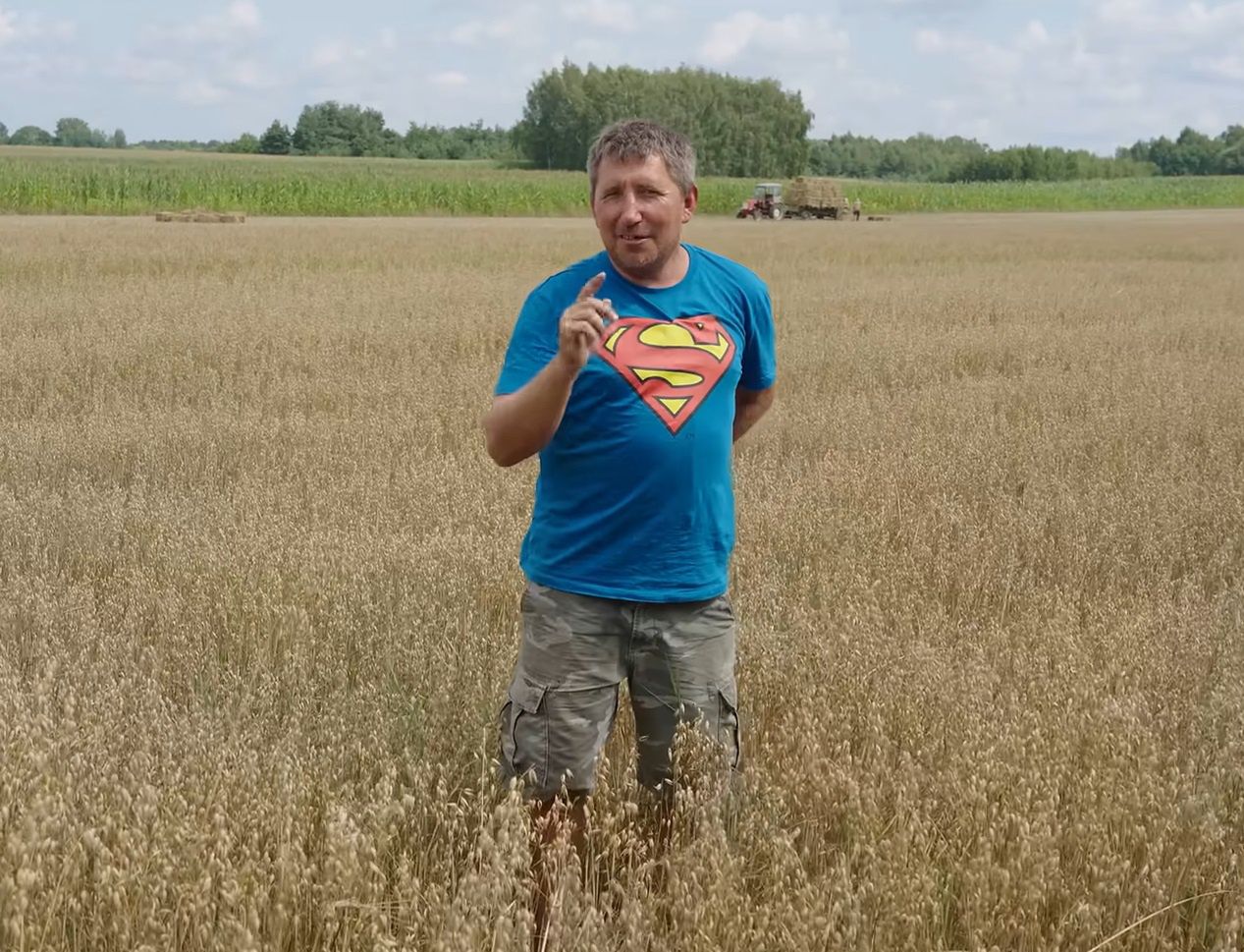 Andrzej z Plutycz stoi w polu