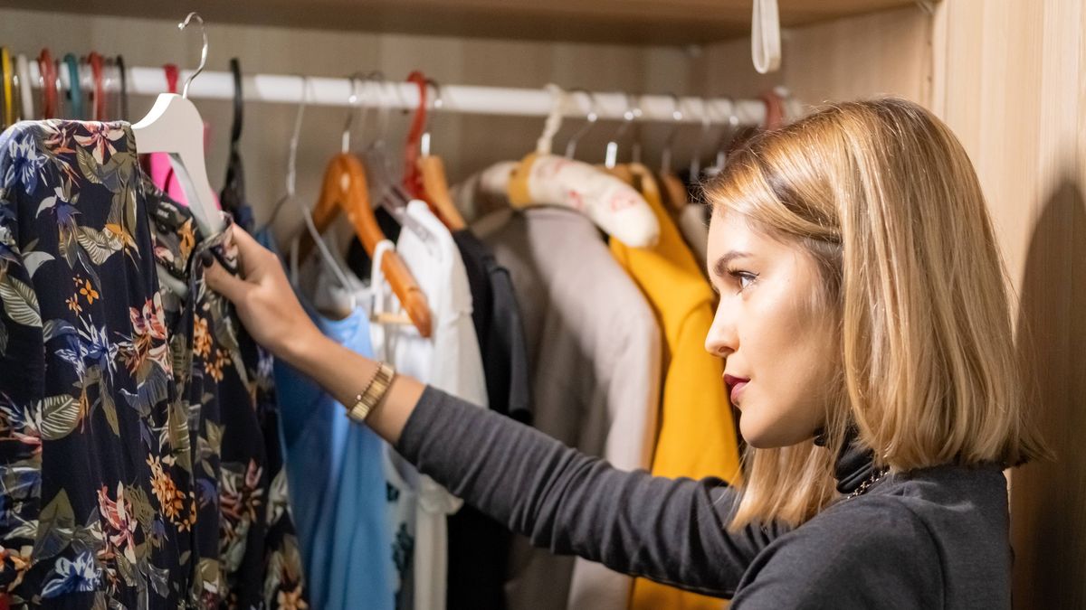 kobietaWarszawa, 26.10.2020. Kobieta przymierzaj�ca ubrania obok otwartej szafy. (olm) PAP/Archiwum KalbarArchiwum Kalbar