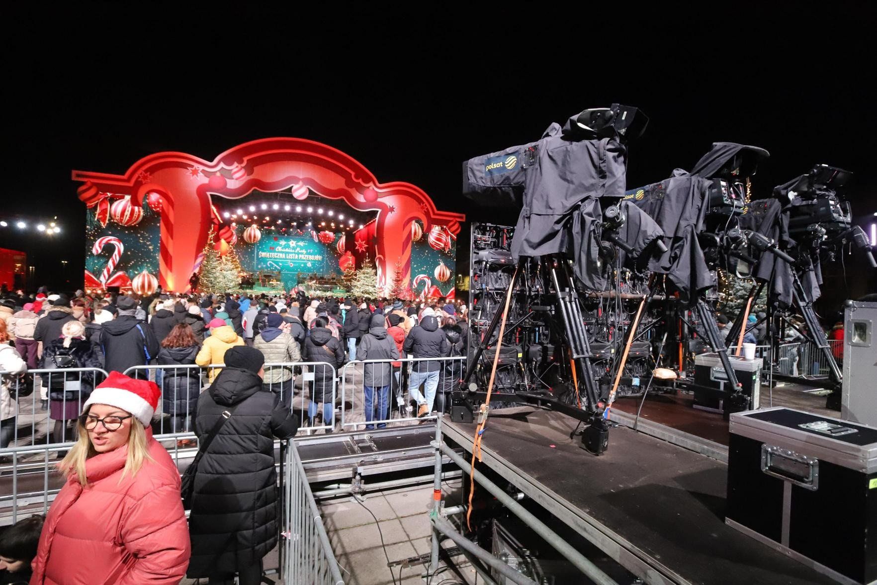 Tłum na placu Wolności. Koncert będzie transmitowany na żywo przez Polsat