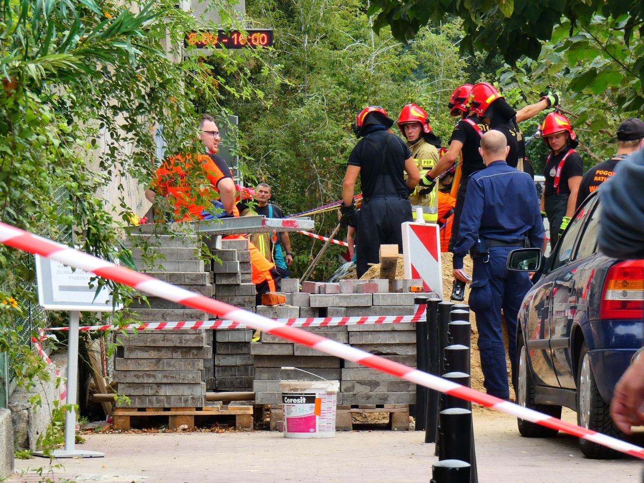 Warszawa. Osunęła się ziemia. Jedna osoba została zakleszczona