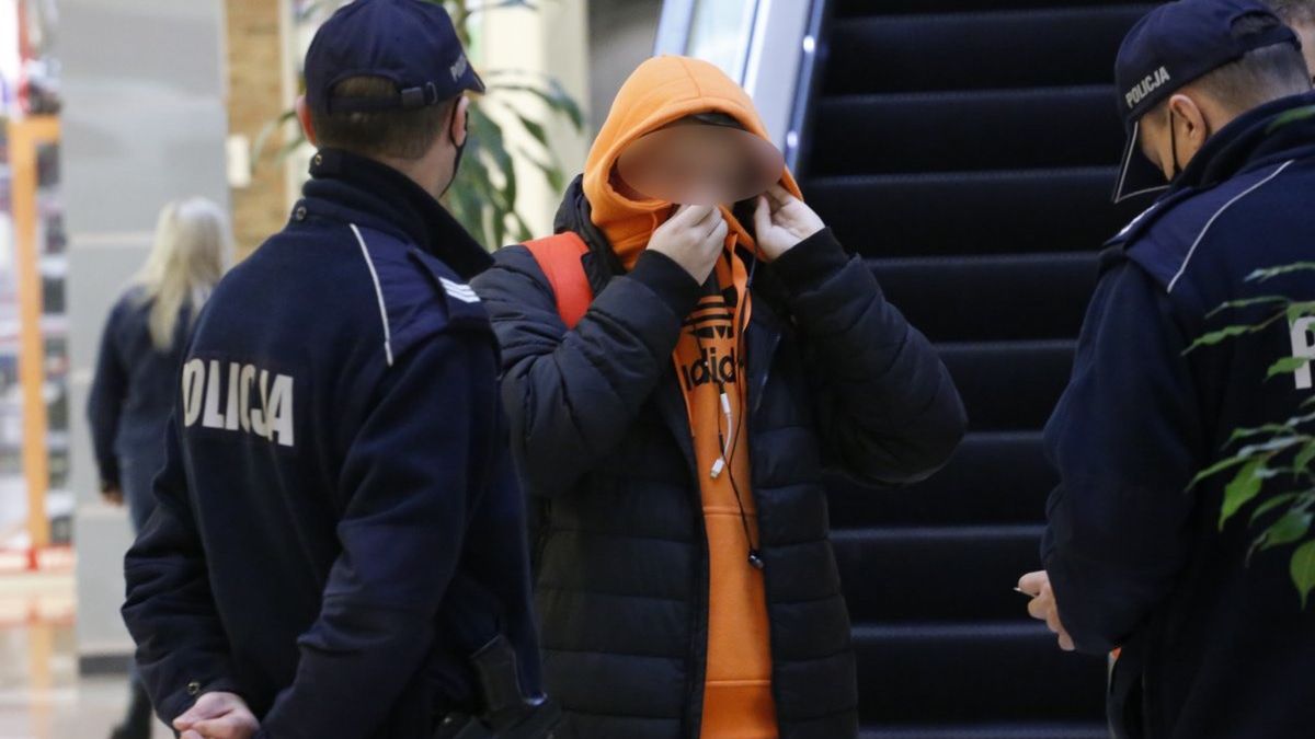 policjanci kontrolują zasłanianie nosa i ust