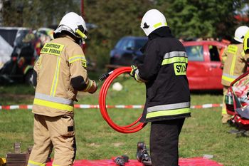 Przedszkole numer 8 w Tarnobrzegu odwiedziło remizę strażacką. Dzieci poznały sprzęt ratowniczy, pracę strażaków i zasady bezpieczeństwa