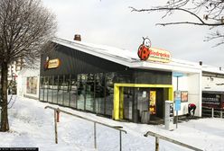 Seniorka zamknięta w wiacie na odpady. Biedronka przeprasza