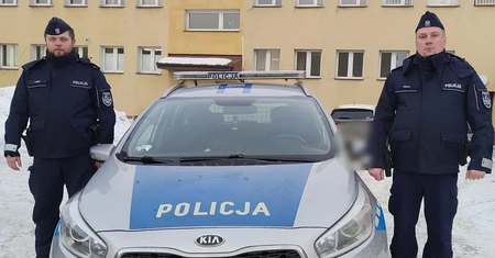 Patrol policji uratował życie mężczyzny, a kierowcy mijali i odjeżdżali. "Objawy były jednoznaczne"