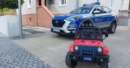 Pochwalił się przejażdżką syna na dziecięcym aucie. Policja zapukała do drzwi
