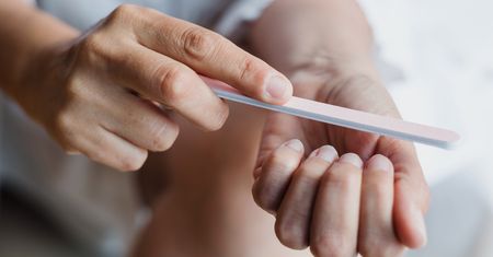 Jakich błędów unikać przy domowym manicure? Twoje dłonie ci podziękują