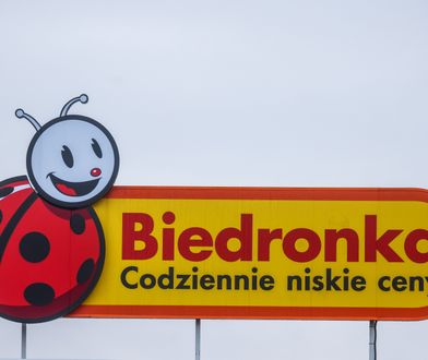 Biedronka podnosi pensje. Oto ile płaci popularna sieć sklepów