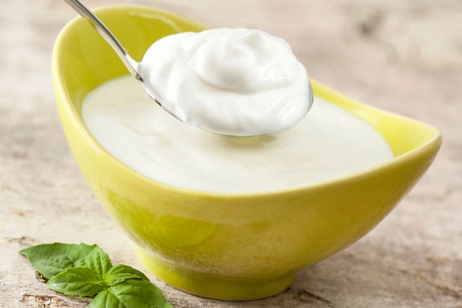 Jogurt grecki ma dobry wpływ na nasz przewód pokarmowy dzięki zawartym w nim żywym kulturom bakterii