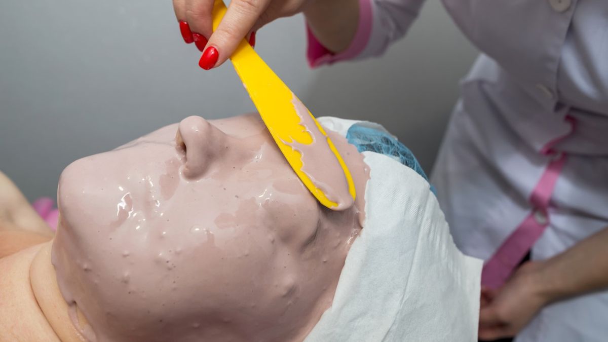 Kwas alginowy wykorzystuje się do produkcji różnych kosmetyków, np. żelowych maseczek do twarzy.