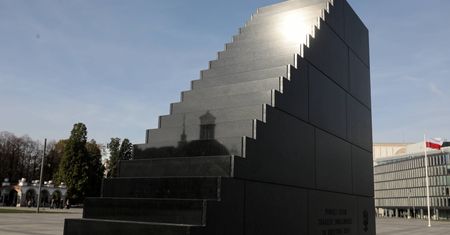 Warszawa. Zatrzymano podejrzaną o namalowanie napisu na pomniku smoleńskim