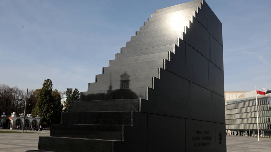 Warszawa. Policja zatrzymała podejrzaną o namalowanie napisu na pomniku