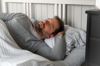 "Martwa ręka" po przebudzeniu. Wyjaśniamy, co to oznacza