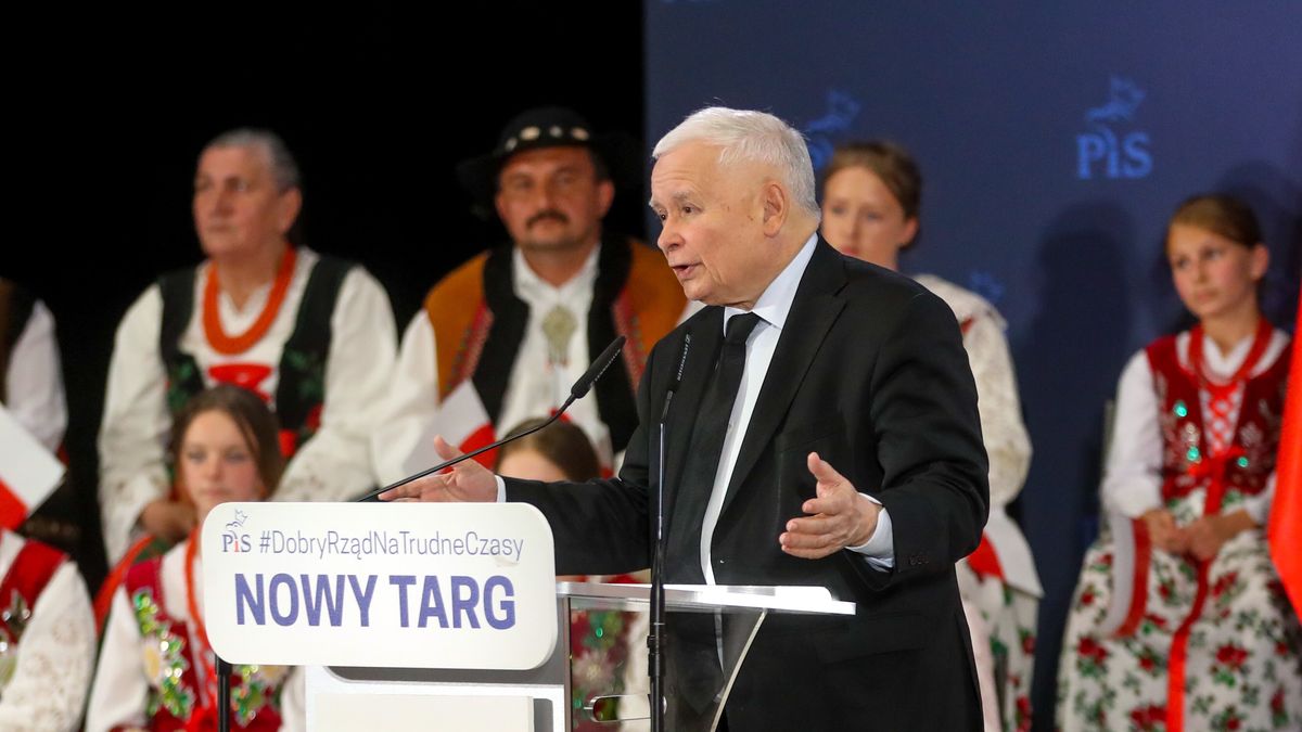 Nowy Targ, 03.09.2022. Prezes Prawa i Sprawiedliwości Jarosław Kaczyński podczas spotkania z mieszkańcami miasta w sali widowiskowej Miejskiego Centrum Kultury w Nowym Targu, 3 bm. (sko) PAP/Grzegorz Momot