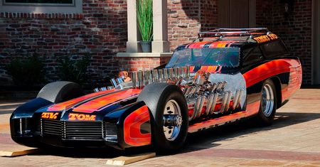 Ten dragster ma cztery V8, napęd na 4 koła i robi lepszą zasłonę dymną niż stary diesel