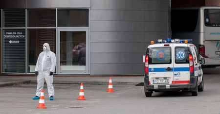 Europa walczy w koronawirusem i zaostrza restrykcje. Godzina policyjna wprowadzona w kilku krajach