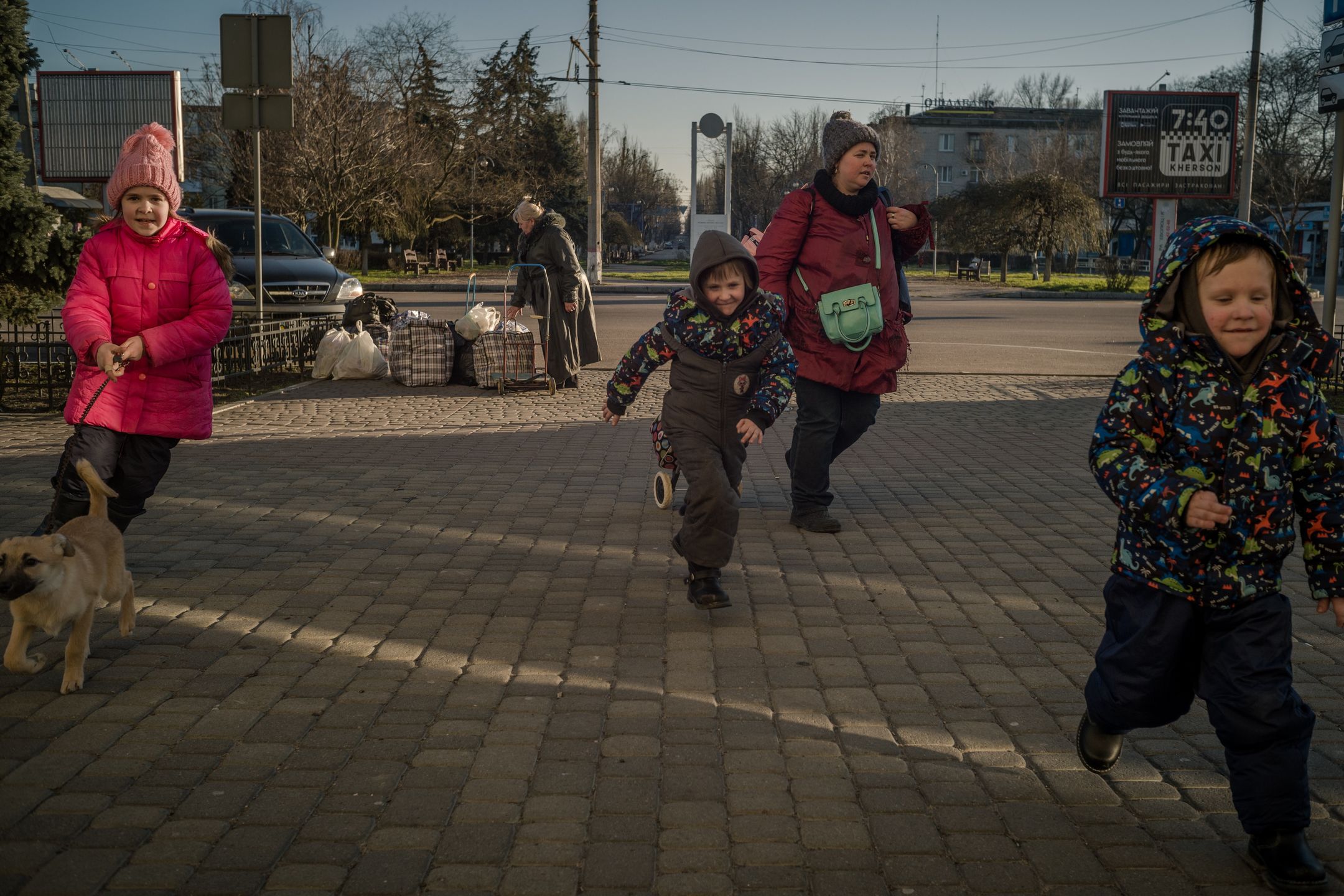 31 grudnia 2022 r. Ukraińska rodzina oczekuje na dworcu na ewakuację z Chersonia. Za chwilę wsiądą do pociągu