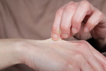 Uszczypnij się. Prosty test, dzięki któremu w kilka sekund możesz stwierdzić, czy jesteś odwodniony
