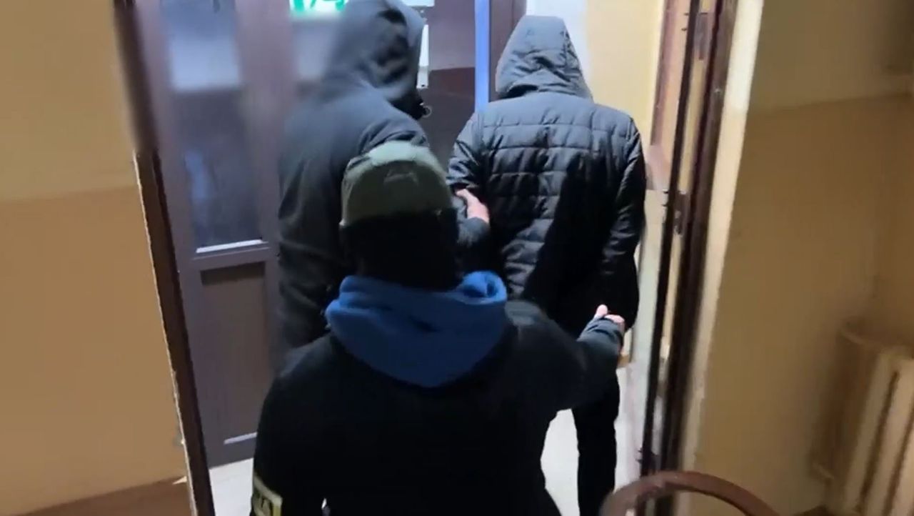 Elbląg: Zmuszali 23-latka do kradzieży. Zastraszali go paralizatorem i maczetą